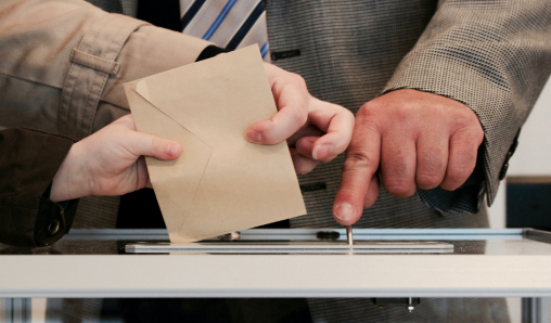 Sobre en urna, durante una votación. Imagen cedida por Unsplash.